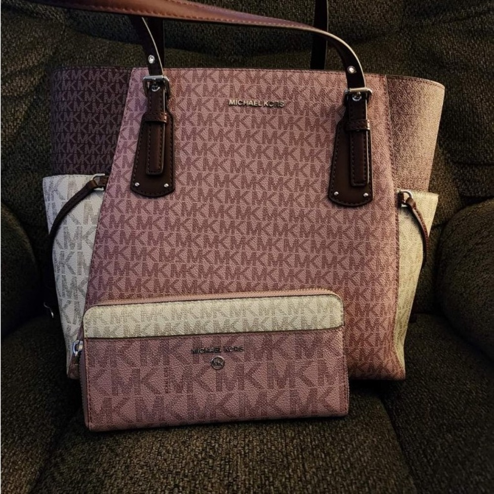 Michael Michael Kors Voyager East
West Tote